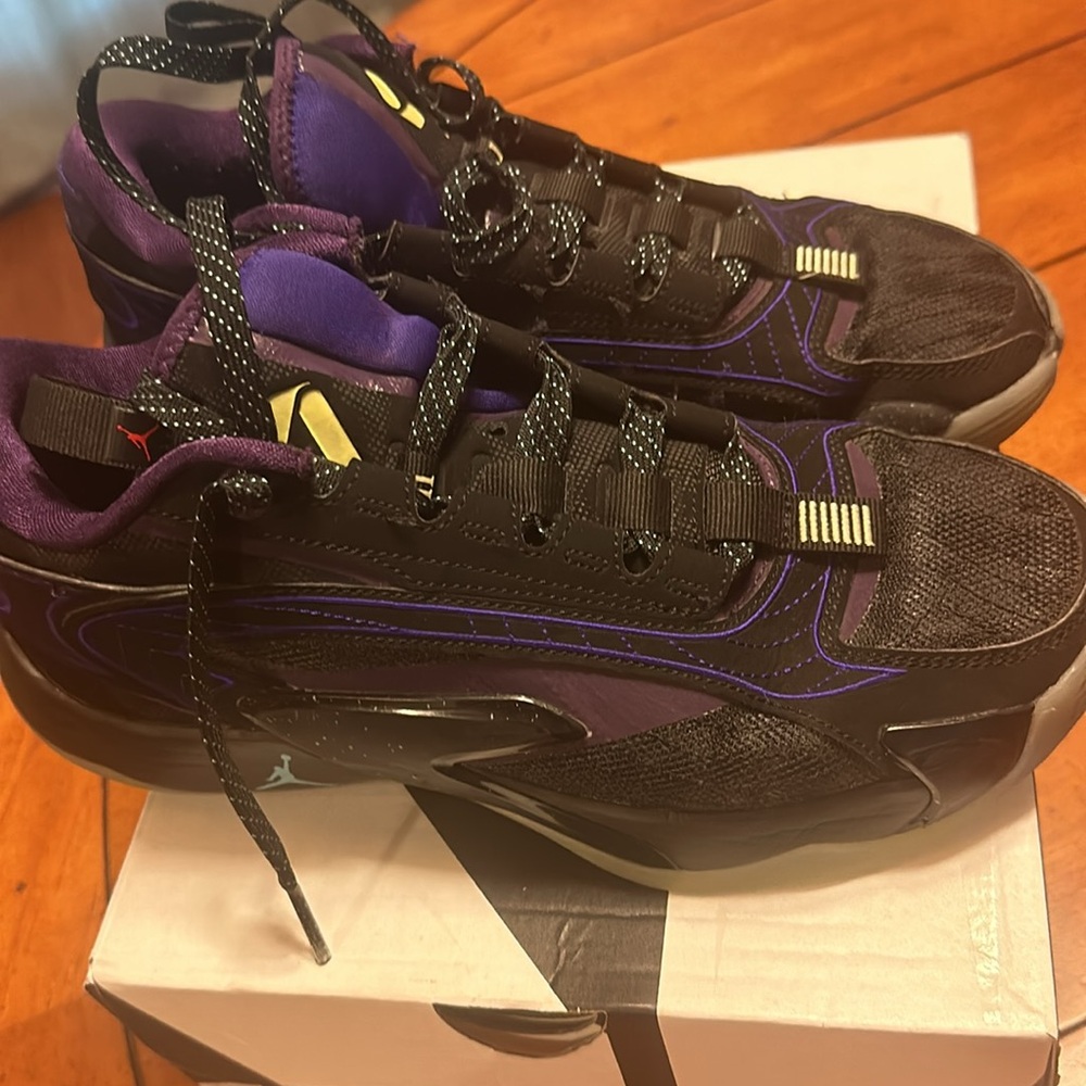 Boys 7.5 basketball shoes